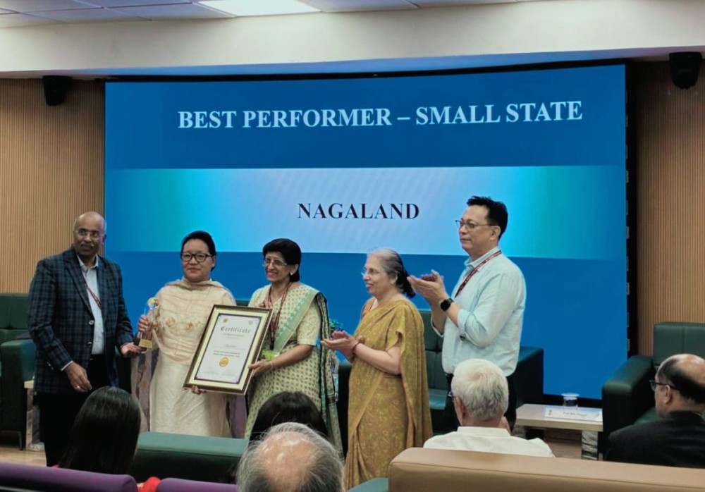 Dr Reyosalu Lase Vizo, Joint Director (Dental)/SNO-NOHP receiving the ‘Best Performing State in the Small States Category’ for its outstanding activities conducted as part of World Oral Health Day 2025 activities.